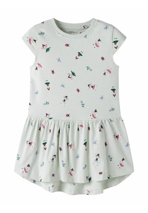 Vestido para niño pequeño de color gris claro con mangas cortas, falda acampanada, decorado con pequeñas hadas, mariquitas, mariposas y flores en colores pastel.