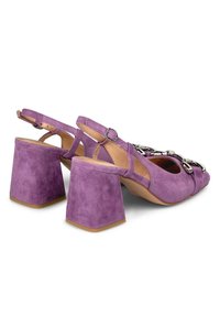 Sandali con tacco in suede viola, con punta chiusa, cinturino regolabile sul retro e tacchi quadrati chunky. Presentano dettagli in catena argentata.