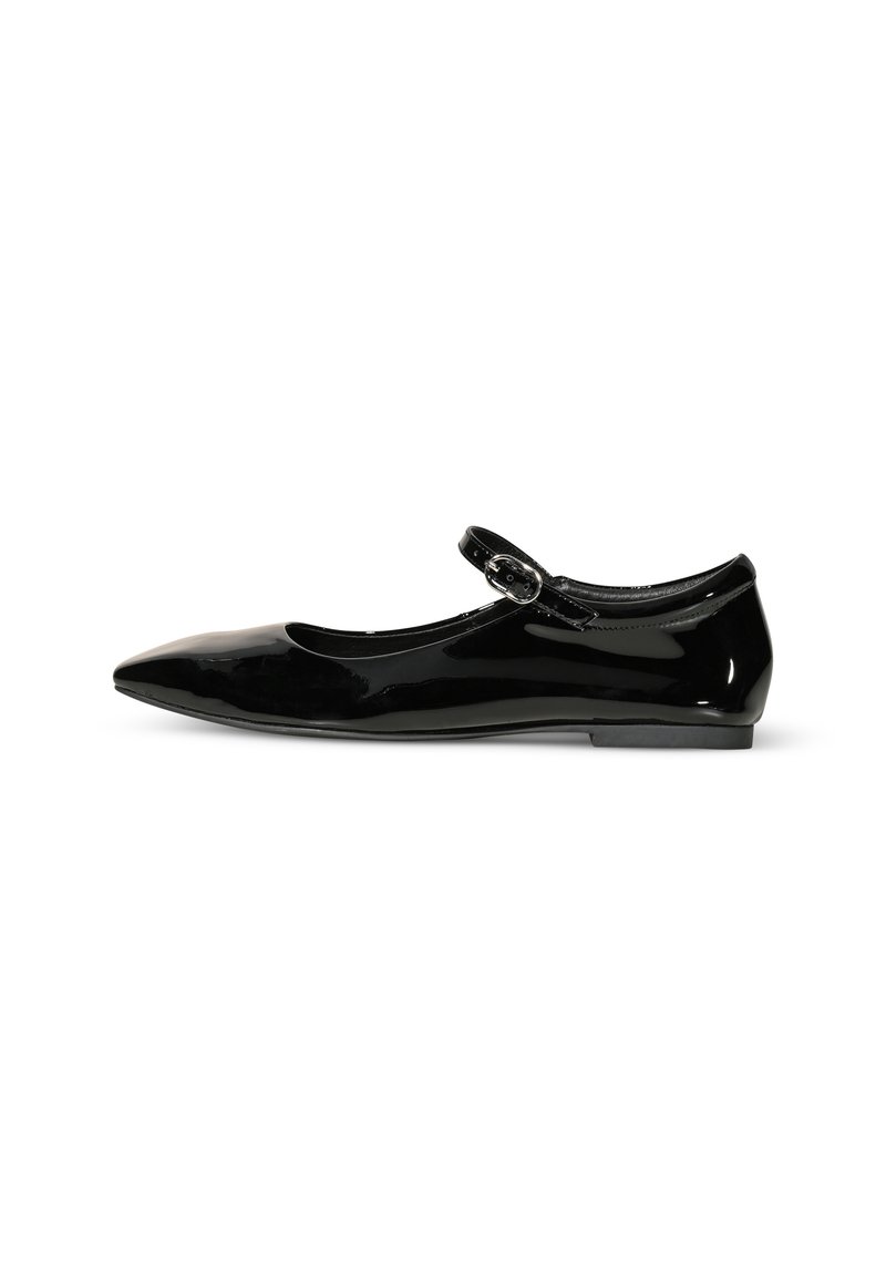 Ballerine in pelle verniciata nera, con punta appuntita e cinturino regolabile. Texture liscia, design minimalista, suola bassa.