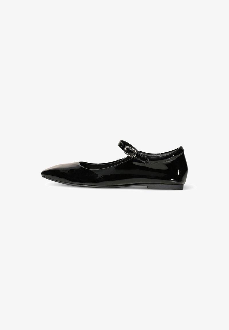 Ballerine in pelle verniciata nera, con punta appuntita e cinturino regolabile. Texture liscia, design minimalista, suola bassa.