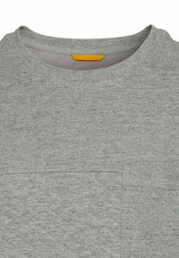 Grauer Sweatshirt mit einer strukturierten Brusttasche, rundem Ausschnitt und einem kleinen gelben Etikett auf der Rückseite, gefertigt aus einem weichen, gestrickten Stoff.