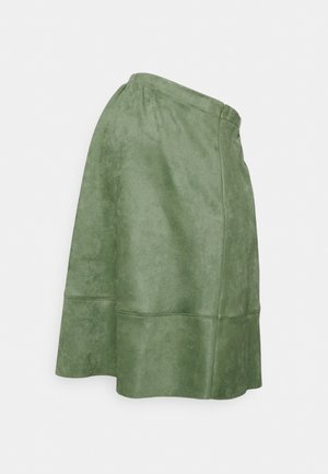 Saias verde em camurça com bainha evasé, apresentando um fecho lateral invisível e uma textura suave. Design simples, sem padrões ou realces.