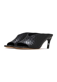 Schwarze gewebte Leder-Mules mit offener Zehe, niedrigem glänzendem Absatz und strukturiertem Obermaterial. Elegantes, modernes Design mit ausgeprägten Ausschnitten.