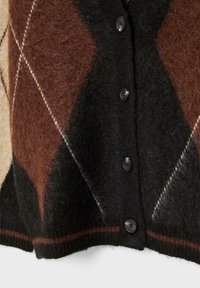 Hnedý a čierny vlnený svetre s diamantovým vzorom, piatimi čiernymi gombíkmi a rebrovaným lemom s hnedým pruhom. Mäkký, štruktúrovaný materiál.