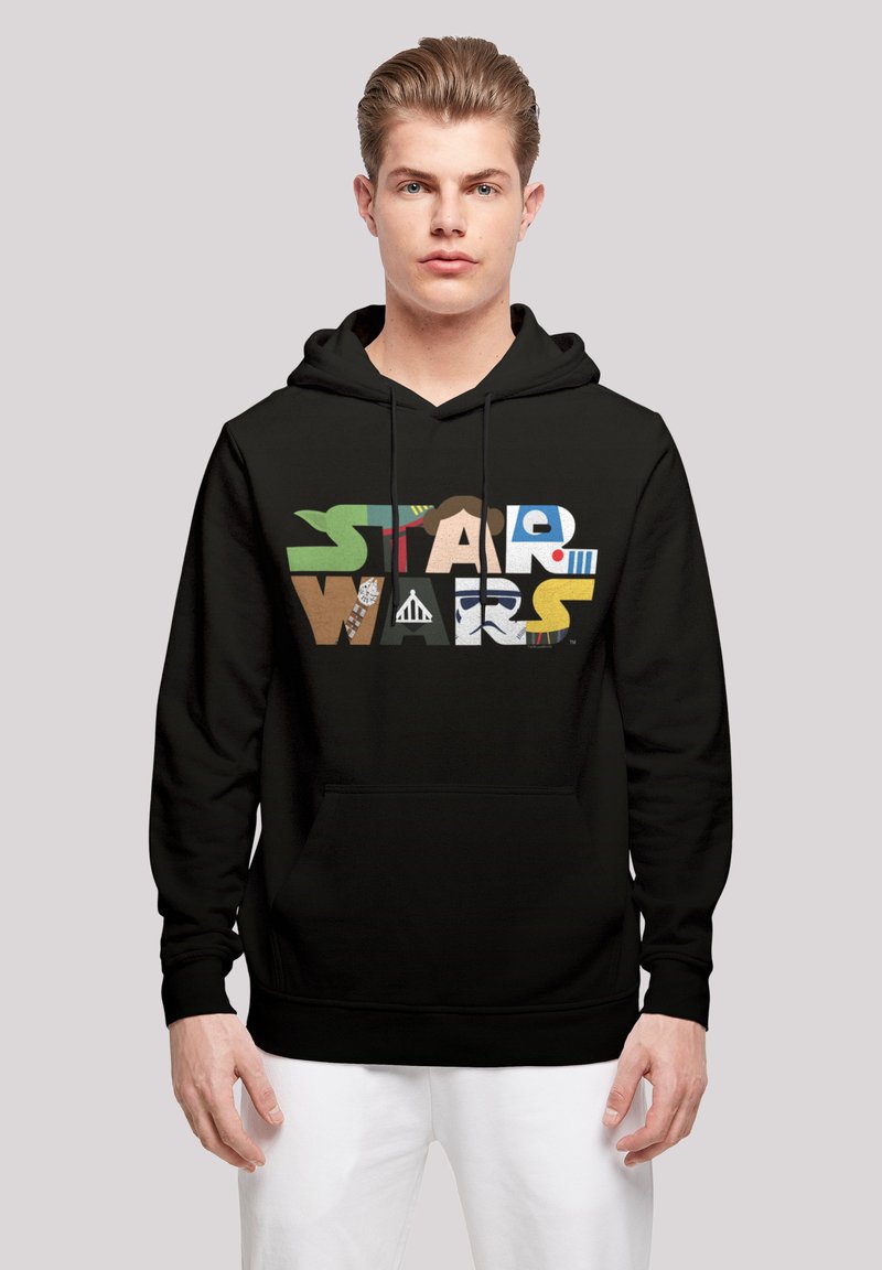 Svart hettegenser med et fargerikt "Star Wars"-grafikk, som viser ulike design og teksturer i bokstavene. Kengurulomme inkludert.