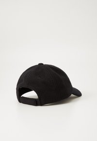 Black fleece baseball cap featuring a curved brim, textured surface, and an adjustable strap at the back for size adjustment.