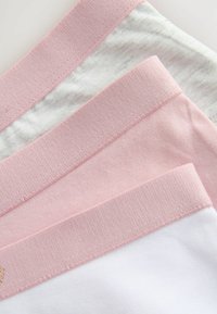 Tre fasce elastiche in tessuto nei colori rosa chiaro, bianco e grigio. Texture liscia con cuciture distintive sui bordi.