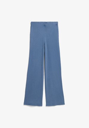 Blauwe broek met wijde pijpen, hoge taille en een klein geborduurd logo bij de tailleband, weergegeven op een witte achtergrond.