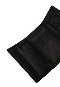 Portafoglio in tessuto nero con più slot per carte e un ampio comparto. Caratterizzato da una finitura testurizzata e cuciture rinforzate lungo i bordi.