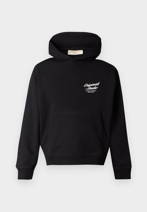 Černá mikina s kapucí vyrobená z měkké látky, s přední kapsou, žebrovanými manžetami a bílým logem na levém hrudníku.