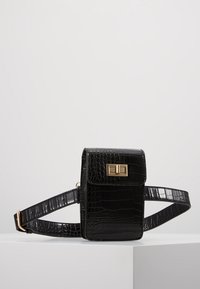 Svart faux krokodil läderväska med rektangulär form, utrustad med ett guldspänne och justerbar rem. Slät textur med blank yta.