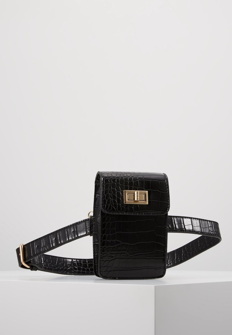 Svart faux krokodil läderväska med rektangulär form, utrustad med ett guldspänne och justerbar rem. Slät textur med blank yta.