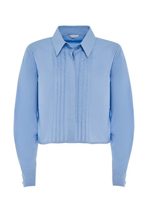 Chemise à manches longues bleu clair avec un col pointu, comportant des plis verticaux au centre et des poignets à boutons. Texture du tissu lisse.