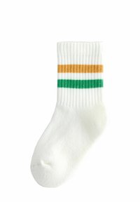 Weißer Socke mit gerippter Struktur, die zwei horizontale Streifen hat: einen orangefarbenen und einen grünen. Die Zehen- und Fersenbereiche sind einfarbig weiß.