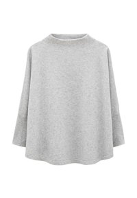 Svetle šedý svetr vyrobený z měkkého materiálu, má kulatý výstřih, tříčtvrteční rukávy a volný střih s zakulaceným lemem.