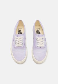 Lila Leinenschuhe mit runder Zehe, weißen Schnürsenkeln und kontrastierender beiger Gummisohle. Minimalistisches Design mit klassischer Silhouette.