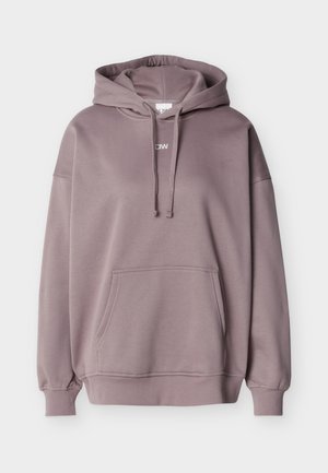 Šviesiai violetinis per didelis džemperis su priekyje esančia kišene, reguliuojamu raišteliu kapišone, rankogaliais ir mažu baltu logotipu ant krūtinės.