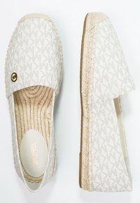 Espadrilles de lona blanca con un patrón texturizado, suela de cuerda de yute, acento de logo y diseño fácil de poner. Incluye una plantilla acolchada para mayor comodidad.