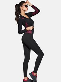 Czarny top sportowy z zamkiem i siateczkowymi wykończeniami w różowym i czarnym kolorze, zestawiony z czarnymi legginsami i szarymi butami sportowymi. Modelka w okularach przeciwsłonecznych.