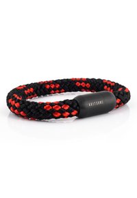 Bracciale intrecciato nero e rosso realizzato in materiale resistente, con una chiusura nera liscia su cui è inciso il testo "AKITSUNE".