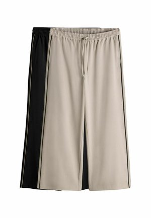 Zwei Paare Sportshorts: eines in Beige und eines in Schwarz, mit einem elastischen Bund und seitlichen Streifen in kontrastierender Farbe.