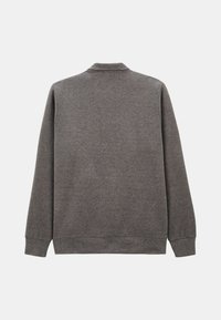 Sweatshirt gris avec un col, vu de dos, mettant en avant des manches longues et un tissu simple et texturé.