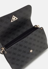 Borsa a mano sintetica nera con motivo a trama, hardware color oro, logo triangolare, tasca con zip e chiusura a scatto. L'interno è nero.