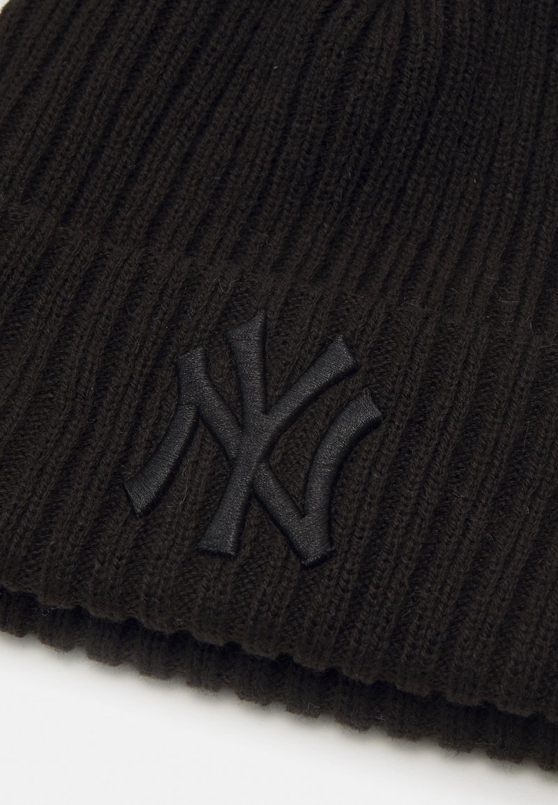 pom beanie black