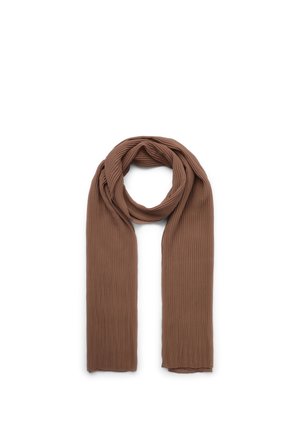 Brauner gerippter Schal, zu einer Schlaufe gefaltet, mit beiden Enden, die gerade herunterhängen, vor weißem Hintergrund.