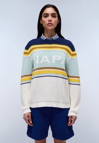 Brede gebreide trui in pastelkleuren met horizontale strepen in marineblauw, geel en lichtblauw. Heeft 'NAPA' tekst, geribbelde manchetten en zoom, en een losse pasvorm.
