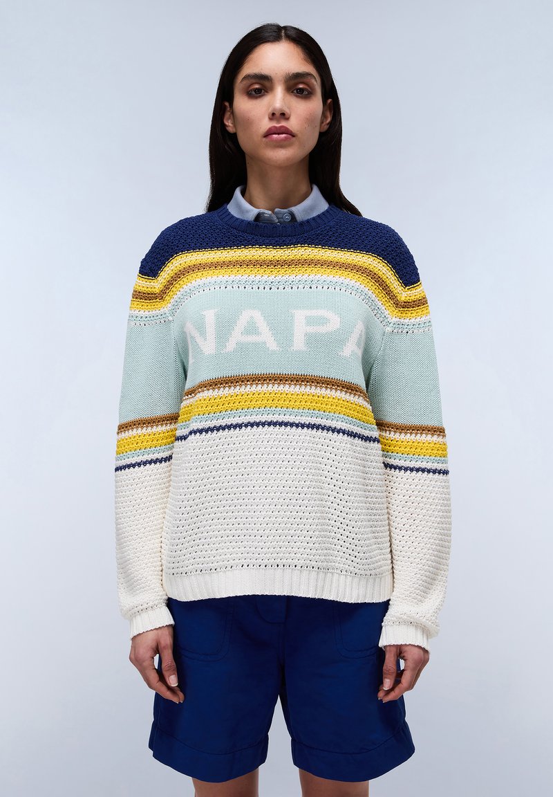 Brede gebreide trui in pastelkleuren met horizontale strepen in marineblauw, geel en lichtblauw. Heeft 'NAPA' tekst, geribbelde manchetten en zoom, en een losse pasvorm.
