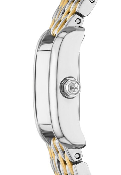 Reloj de acero inoxidable con caja pulida en plata, pulsera en amarillo y plata, y un destacado detalle de corona con un logo.