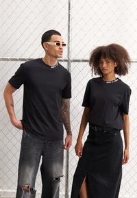 YOURTURN UNISEX - T-shirts med print - black