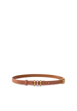 Ceinture en cuir tan avec une texture lisse, dotée de trois accents métalliques cylindriques en or, argent et blanc. Ajustable avec une boucle à épingle.