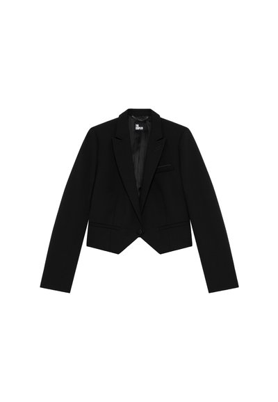 Blazer noir court avec revers crantés, fermeture à un bouton et poches passepoilées, présenté à plat sur un fond blanc.