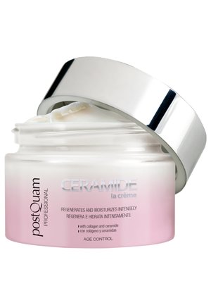 Tarro abierto de crema facial postQuam Profesional Ceramida rosa y blanca con tapa plateada, mostrando la textura cremosa en el interior.