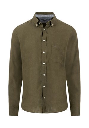 Dlhá olivovo zelená košeľa s gombíkmi, zapínaná na gombíky, s golierom na gombíky a náprsným vreckom, zobrazená na jednoduchom pozadí.