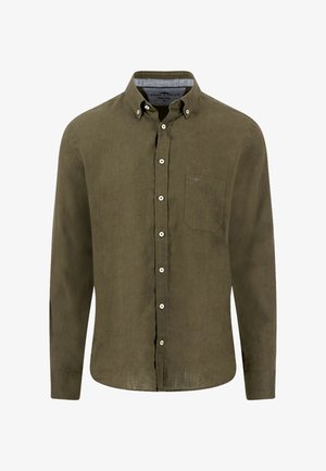 Koszula na długi rękaw w oliwkowym zielonym kolorze, zapinana na guziki, z zapinanym kołnierzykiem i kieszenią na piersi, prezentowana na jednolitym tle.