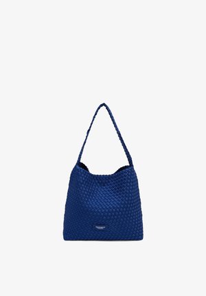 Sac à bandoulière en cuir tressé bleu marine avec une seule sangle tressée et une forme rectangulaire, avec une petite étiquette de marque à l'avant.