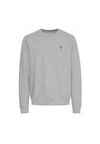 Sudadera gris de mezcla de algodón, con cuello redondo, puños acanalados y un pequeño diseño de trofeo bordado en el lado izquierdo del pecho.
