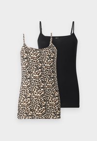To sett bluser: den ene med leopardmønster i beige og svart, den andre ensfarget svart. Begge har tynne justerbare stropper og en tettsittende design.