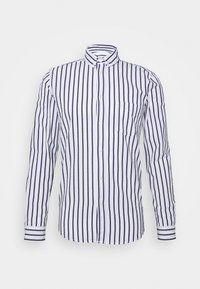 Weiße Hemd mit Knöpfen und marineblauen vertikalen Streifen, ausgestattet mit einem offenen Kragen und einer einzelnen Brusttasche. Lange Ärmel mit knöpfbaren Manschetten.