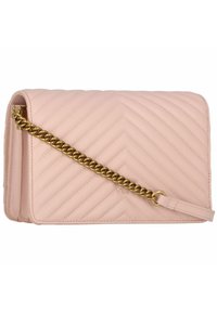 Borsa a tracolla in pelle rosa trapuntata con una tracolla in catena dorata, caratterizzata da un motivo a zig-zag e una chiusura a patta. Texture liscia, design compatto.