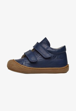 Zapato infantil de cuero azul marino con doble cierre de velcro y suela de goma marrón texturizada.
