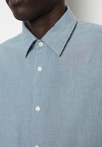 Marc O'Polo REGULAR MIT FINELINER-STREIFEN - Hemd - multi tranquil teal
