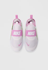 Scarpe Nike con tomaia in mesh bianco, strap rosa con logo, dettagli verdi e design della punta arrotondata, dotate di linguette posteriori per un facile indossamento.