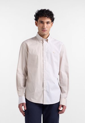 Gestreiftes Langarmhemd mit einer Kombination aus Beige und Weiß, Button-Down-Kragen und kleinem besticktem Logo auf der Brust.
