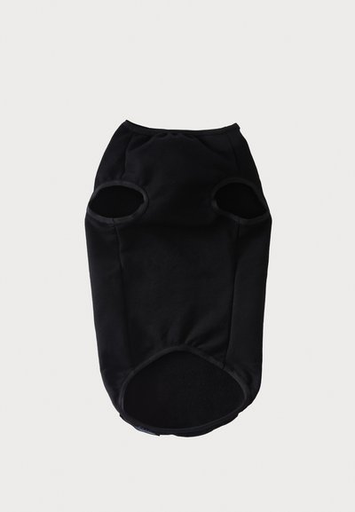 Fekete kutya pulóver puha anyagból, kis karnyílásokkal, kerek nyakkivágással és az alján nyílással a könnyű felvétel érdekében.