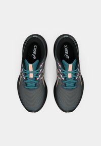 Ciemnoszare buty sportowe z akcentami w kolorze turkusowym, różowymi detalami oraz teksturowaną cholewką. Posiadają płaskie sznurowadła i opływowy kształt.