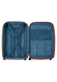 Valigia rigida marrone con interni blu, dotata di cinghie incrociate, una tasca a rete con zip e compartimenti laterali per l'organizzazione.